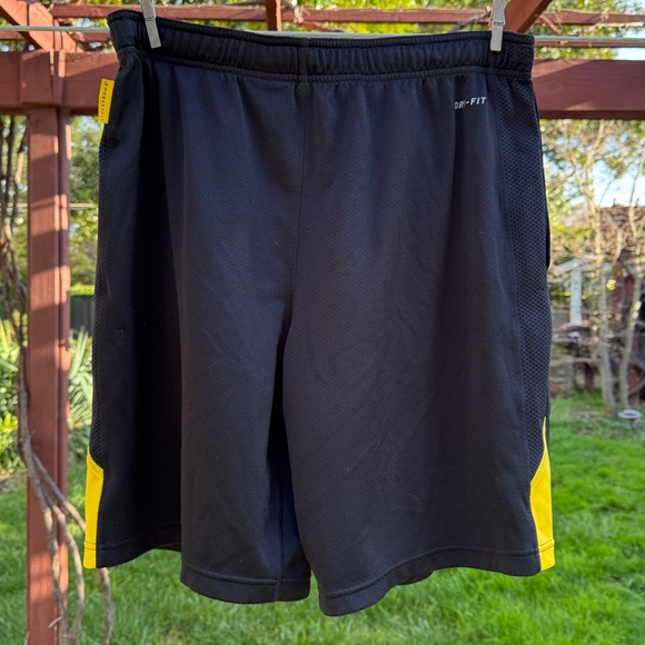 ✔️ NIKE; Black w/Yellow Livestrong Shorts in Men’s Size Large; Nice Condition! - Picture 6 of 12